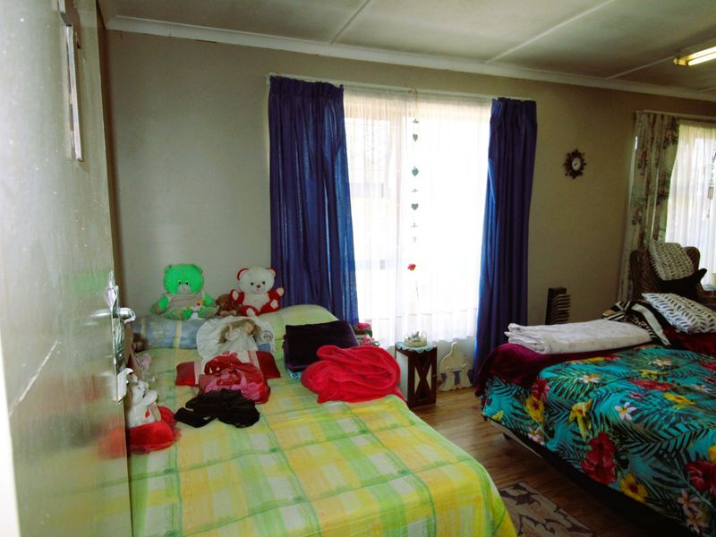 Spacious 5-Bedroom Family Home with Income Potential in Prime Cambridge Location - Photo 9