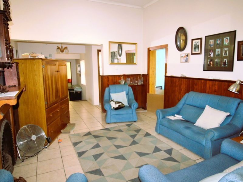 Spacious 5-Bedroom Family Home with Income Potential in Prime Cambridge Location - Photo 7