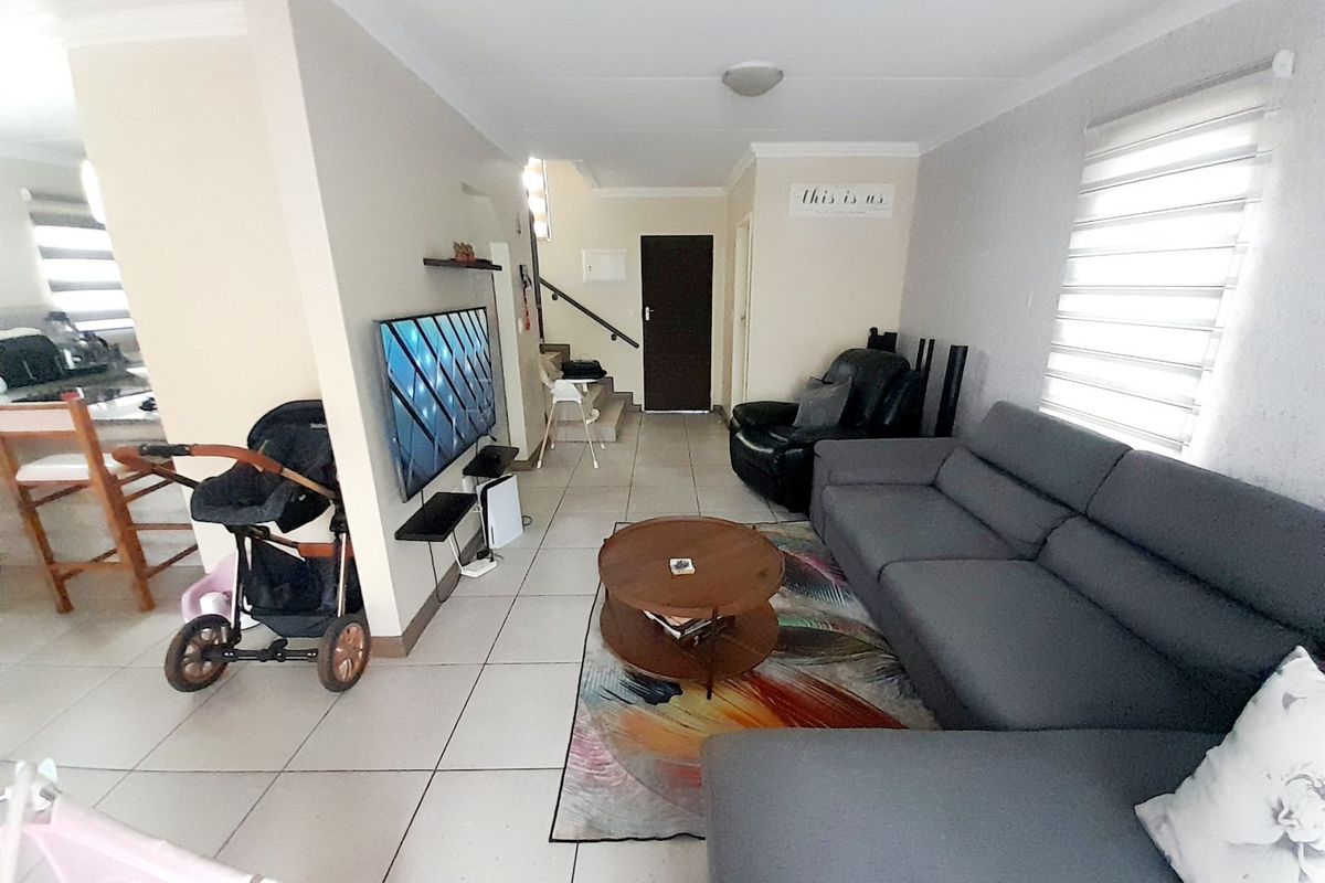 Upmarket 3-Bedroom Double StoreyTownhouse with Private Garden in Secure Estate - Photo 2
