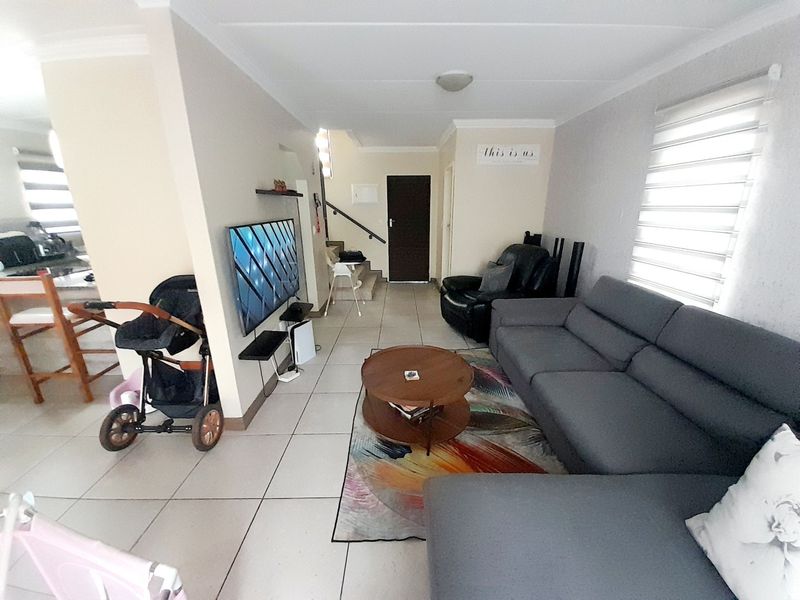 Upmarket 3-Bedroom Double StoreyTownhouse with Private Garden in Secure Estate - Photo 2