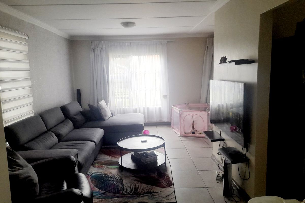 Upmarket 3-Bedroom Double StoreyTownhouse with Private Garden in Secure Estate - Photo 5