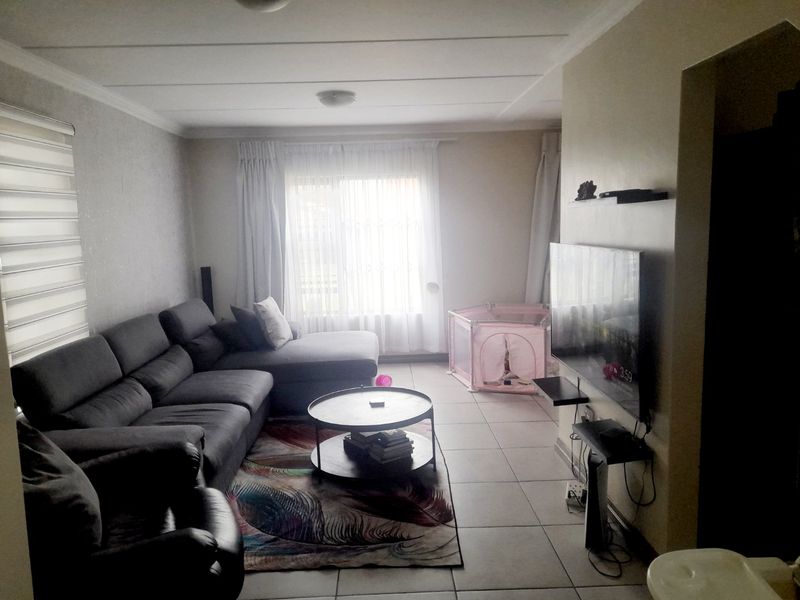 Upmarket 3-Bedroom Double StoreyTownhouse with Private Garden in Secure Estate - Photo 5