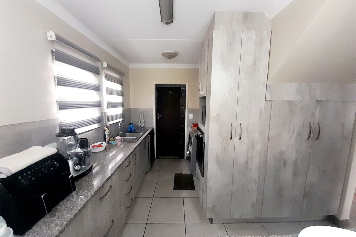 Upmarket 3-Bedroom Double StoreyTownhouse with Private Garden in Secure Estate - Photo 4