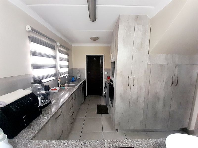Upmarket 3-Bedroom Double StoreyTownhouse with Private Garden in Secure Estate - Photo 4