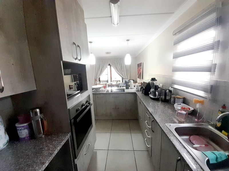 Upmarket 3-Bedroom Double StoreyTownhouse with Private Garden in Secure Estate - Photo 9