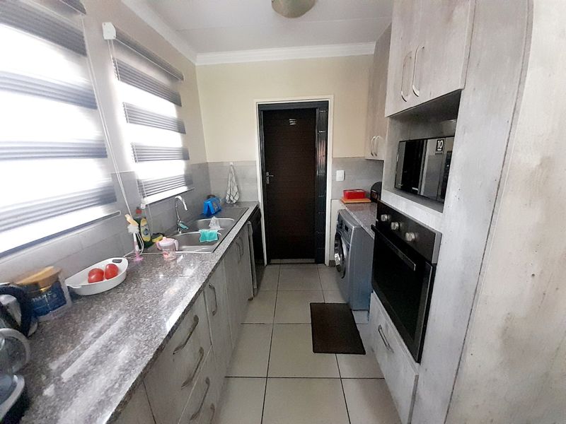 Upmarket 3-Bedroom Double StoreyTownhouse with Private Garden in Secure Estate - Photo 8