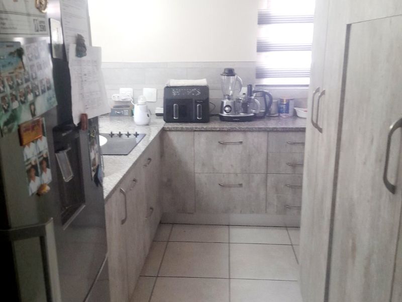 Upmarket 3-Bedroom Double StoreyTownhouse with Private Garden in Secure Estate - Photo 7