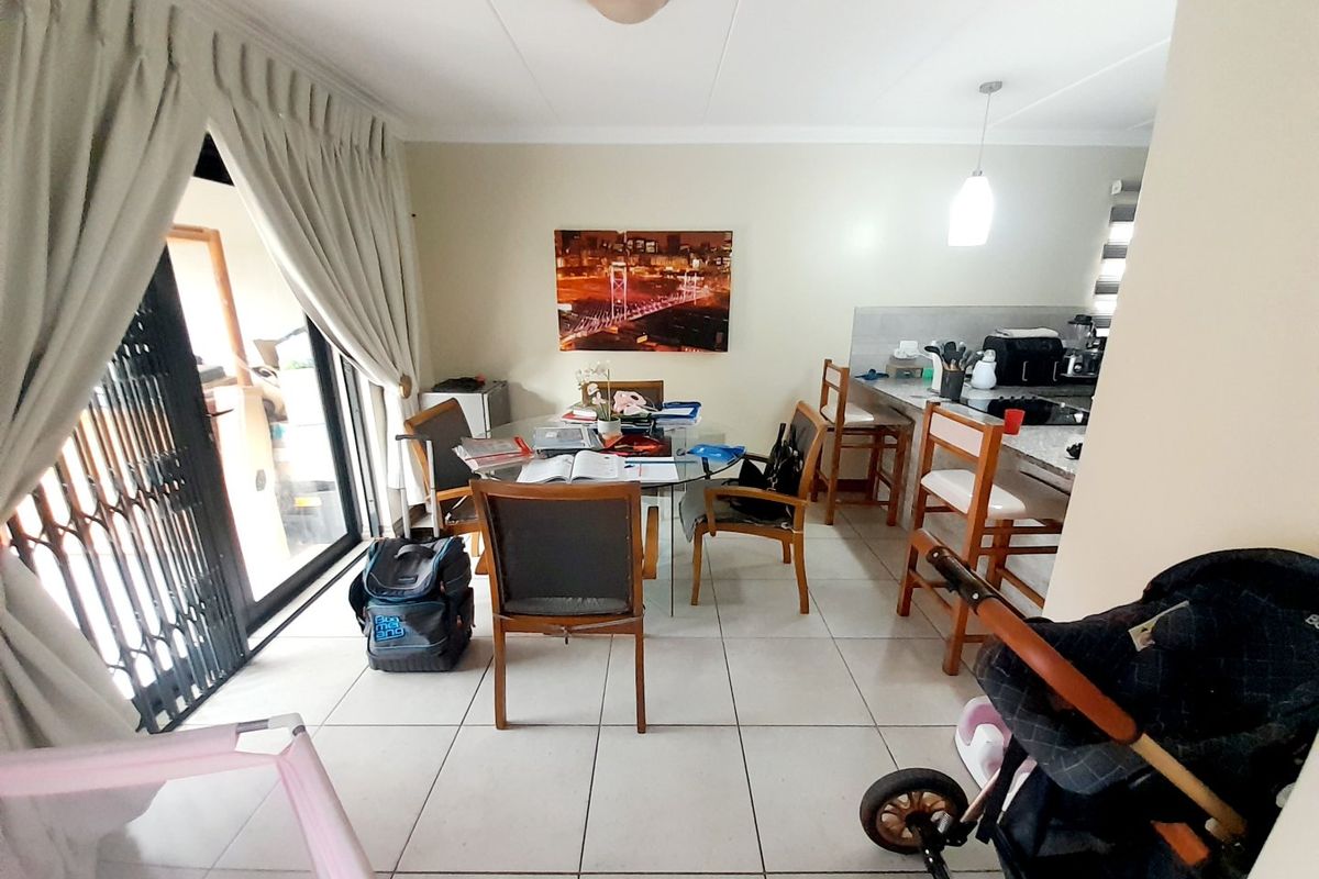 Upmarket 3-Bedroom Double StoreyTownhouse with Private Garden in Secure Estate - Photo 3