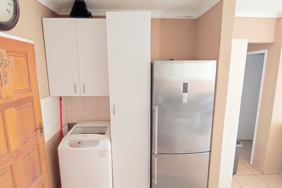 Charming 2-Bedroom Corner Townhouse in Heuwelsig Estate, Centurion - Photo 5