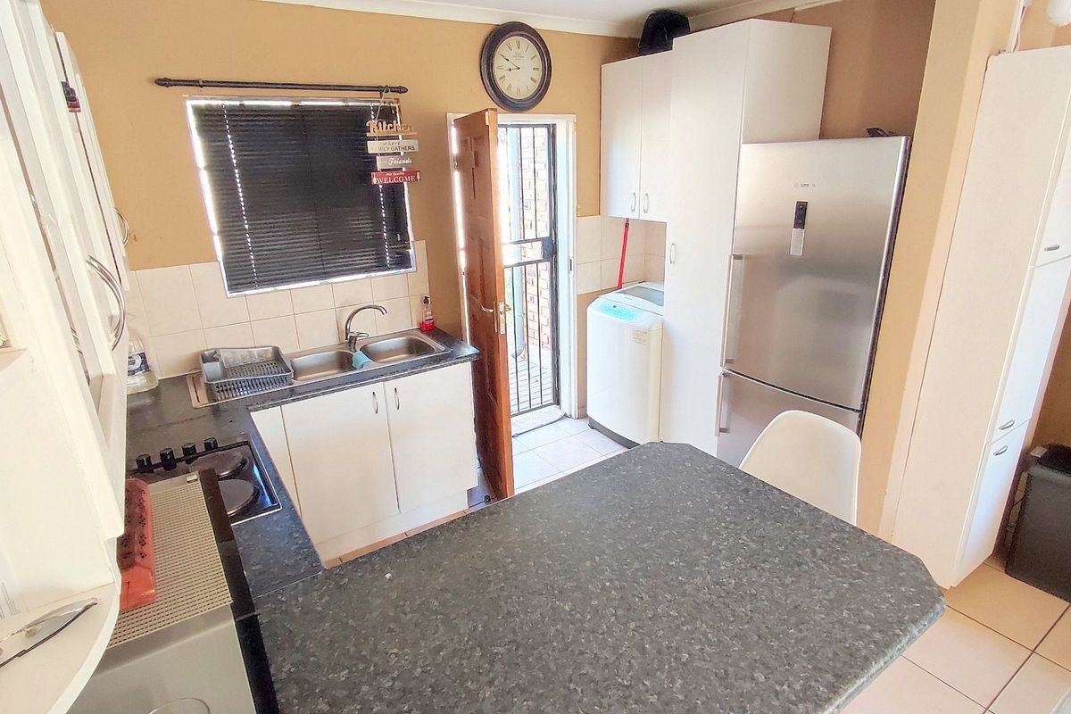 Charming 2-Bedroom Corner Townhouse in Heuwelsig Estate, Centurion - Photo 3