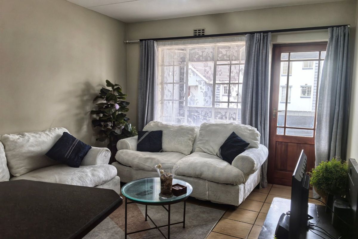 Modern 2-Bedroom First Floor Apartment in Sought-After Brentwood Park Complex - Photo 2