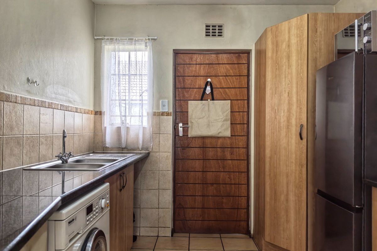 Modern 2-Bedroom First Floor Apartment in Sought-After Brentwood Park Complex - Photo 5