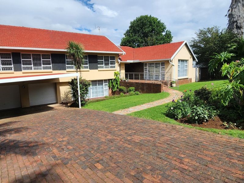 6-Bedroom Versatile Executive Home - Photo 2