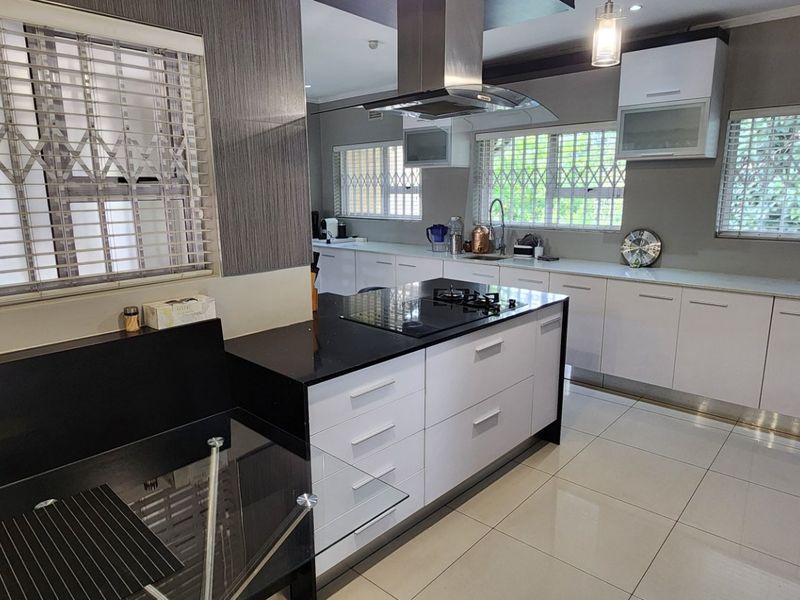 6-Bedroom Versatile Executive Home - Photo 10