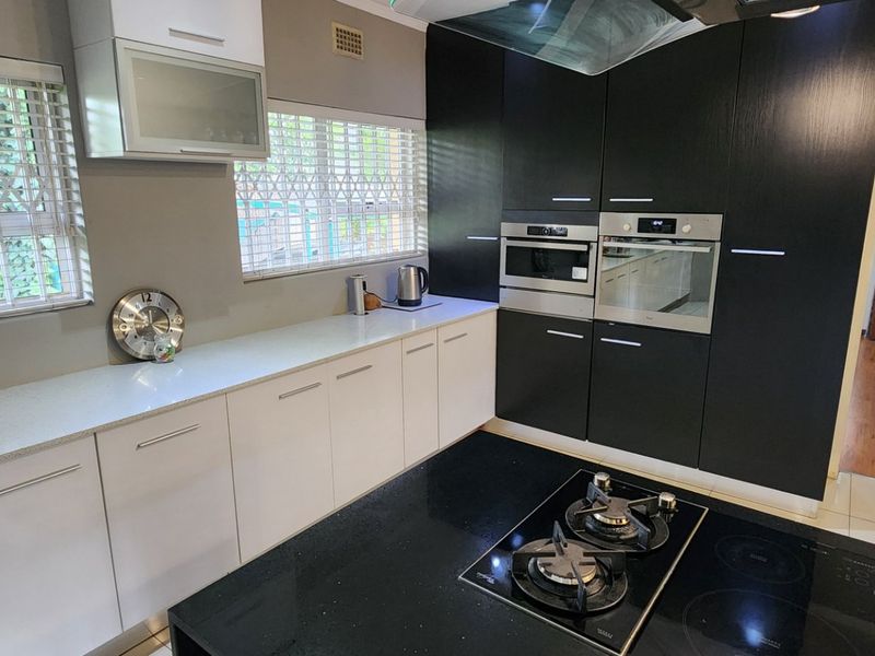 6-Bedroom Versatile Executive Home - Photo 9