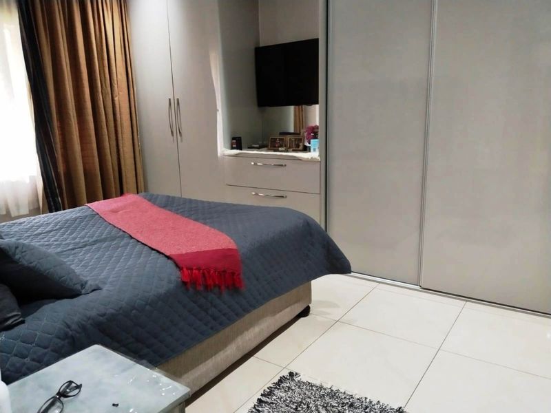 Spacious Renovated 4 Bed Home in Illiondale - Photo 9