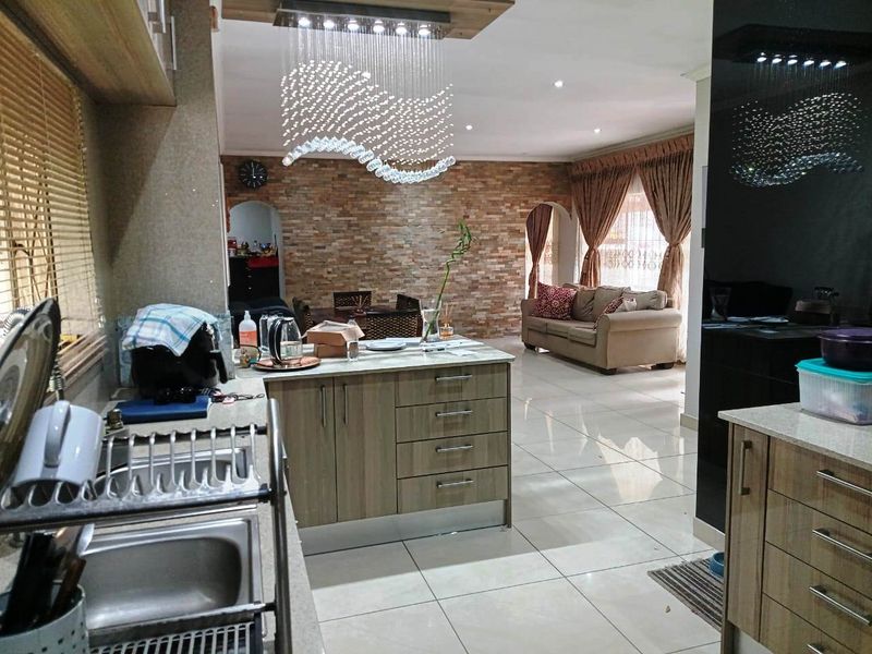 Spacious Renovated 4 Bed Home in Illiondale - Photo 8