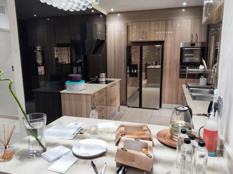 Spacious Renovated 4 Bed Home in Illiondale - Photo 7