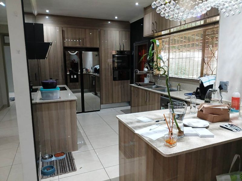 Spacious Renovated 4 Bed Home in Illiondale - Photo 6