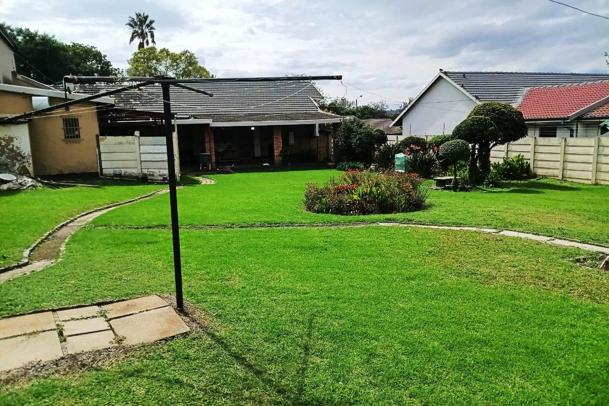 Spacious Renovated 4 Bed Home in Illiondale - Photo 3