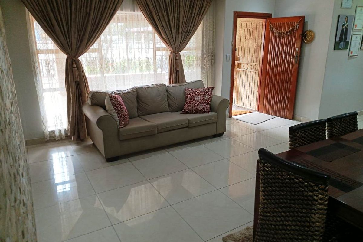 Spacious Renovated 4 Bed Home in Illiondale - Photo 4