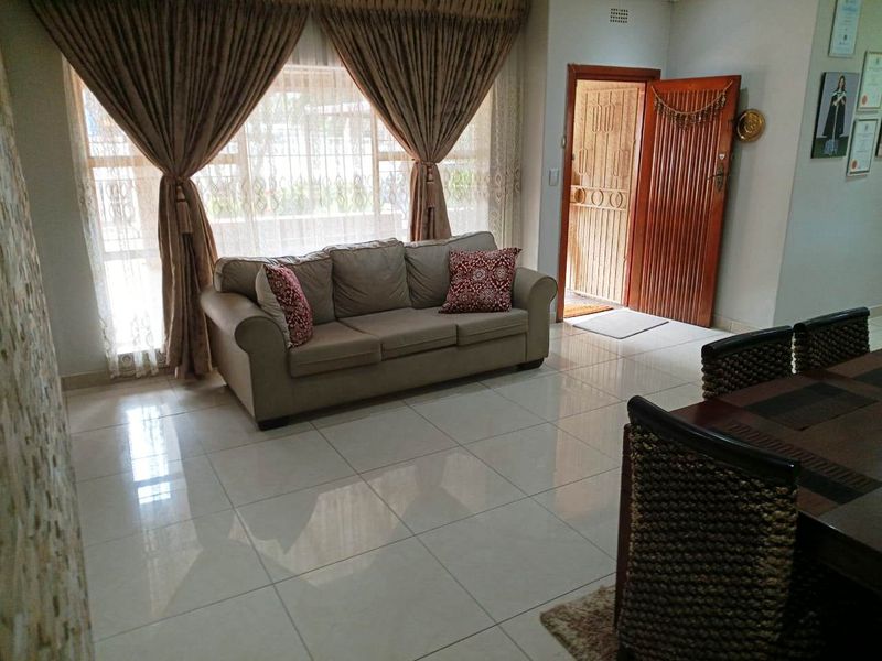 Spacious Renovated 4 Bed Home in Illiondale - Photo 4