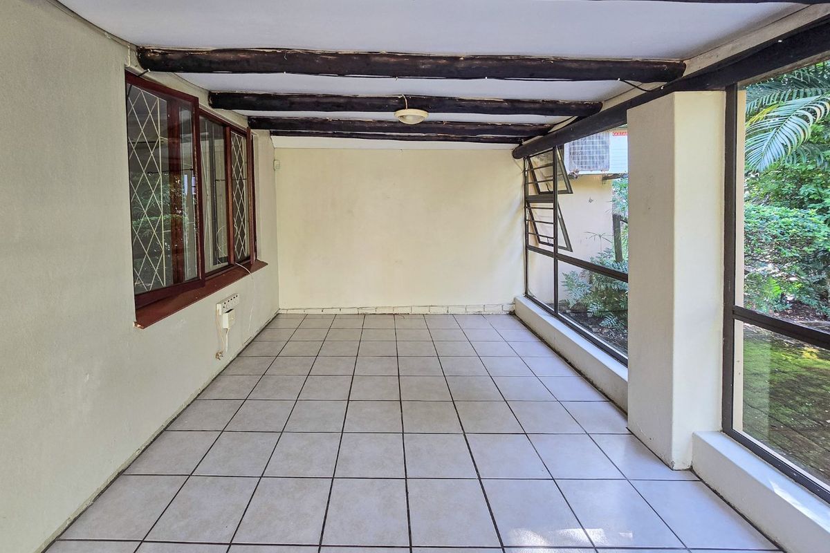 Charming 2-Bedroom unit in Secure Complex - Your Ideal "Lock Up and Go" Home and a small dog is allowed! - Photo 5