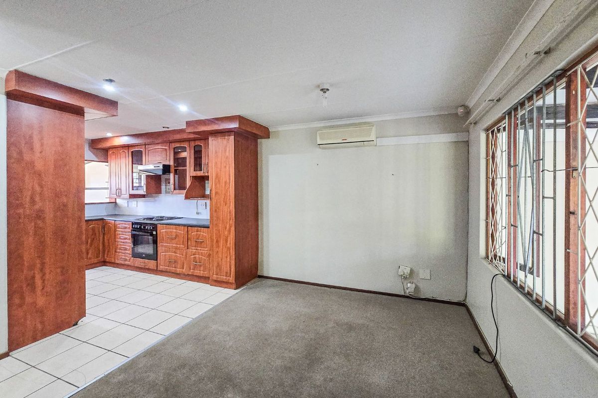 Charming 2-Bedroom unit in Secure Complex - Your Ideal "Lock Up and Go" Home and a small dog is allowed! - Photo 4