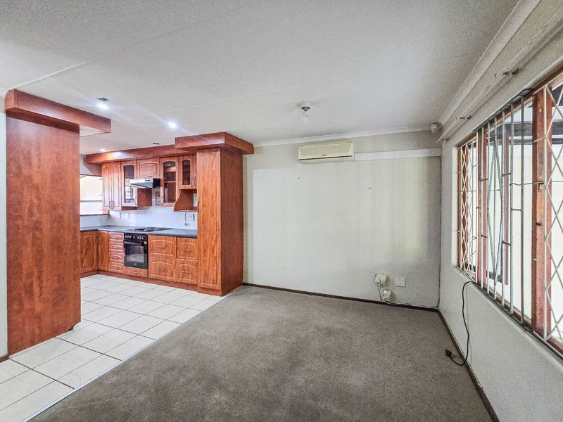 Charming 2-Bedroom unit in Secure Complex - Your Ideal "Lock Up and Go" Home and a small dog is allowed! - Photo 4