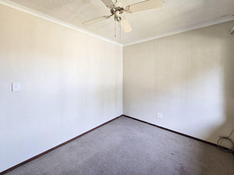 Charming 2-Bedroom unit in Secure Complex - Your Ideal "Lock Up and Go" Home and a small dog is allowed! - Photo 9