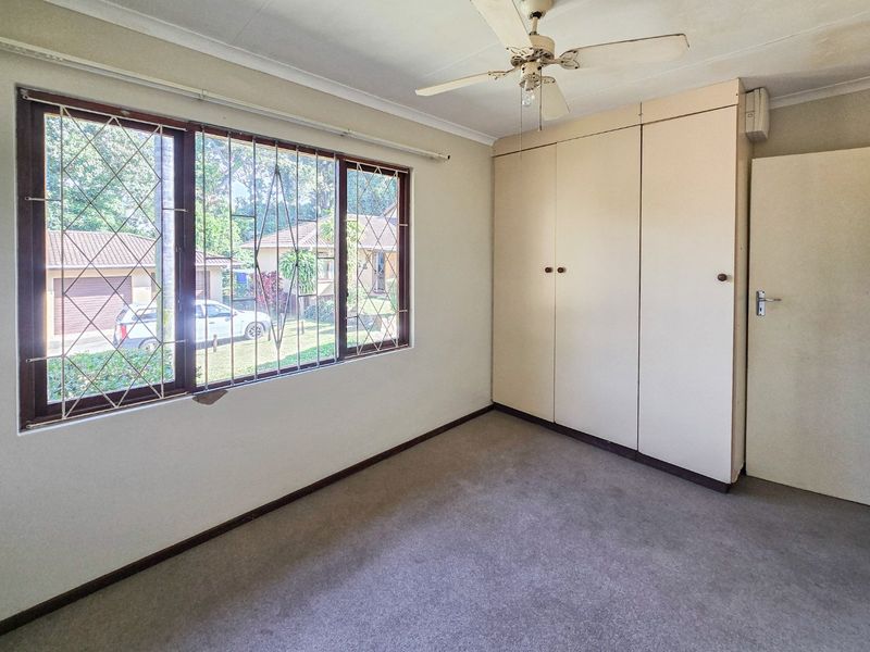 Charming 2-Bedroom unit in Secure Complex - Your Ideal "Lock Up and Go" Home and a small dog is allowed! - Photo 8