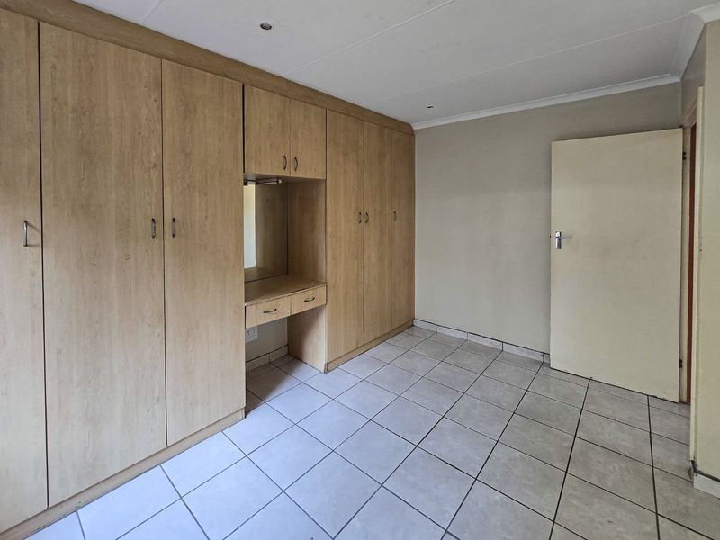 Charming 2-Bedroom unit in Secure Complex - Your Ideal "Lock Up and Go" Home and a small dog is allowed! - Photo 7