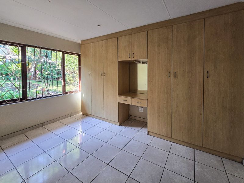 Charming 2-Bedroom unit in Secure Complex - Your Ideal "Lock Up and Go" Home and a small dog is allowed! - Photo 6