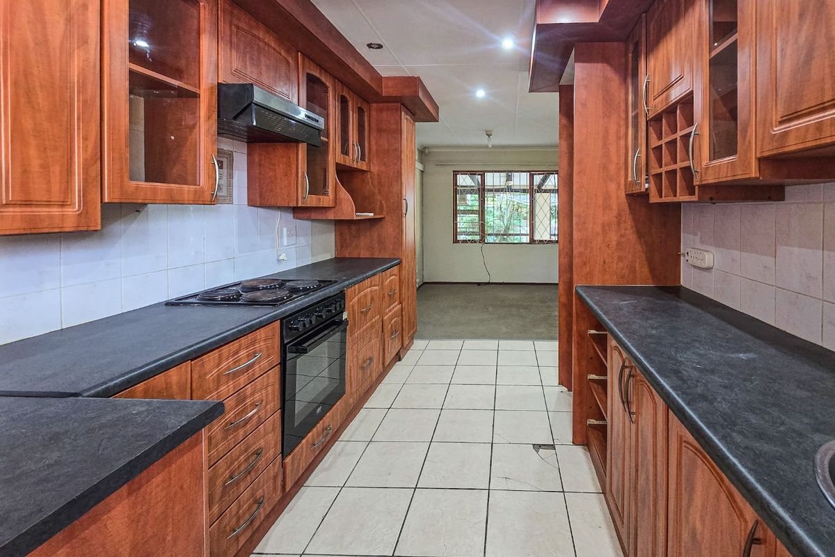 Charming 2-Bedroom unit in Secure Complex - Your Ideal "Lock Up and Go" Home and a small dog is allowed! - Photo 2