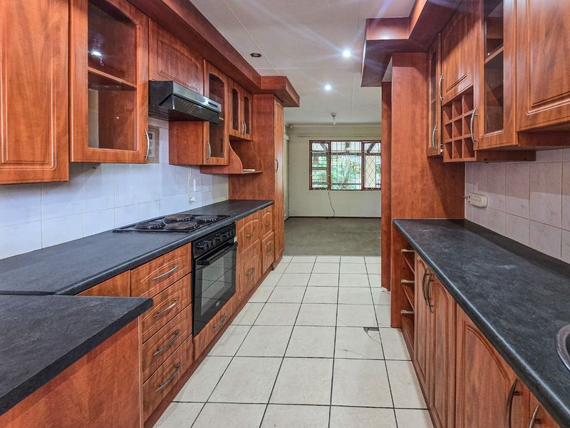 Charming 2-Bedroom unit in Secure Complex - Your Ideal "Lock Up and Go" Home and a small dog is allowed! - Photo 2