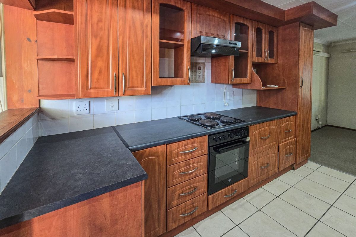 Charming 2-Bedroom unit in Secure Complex - Your Ideal "Lock Up and Go" Home and a small dog is allowed! - Photo 3