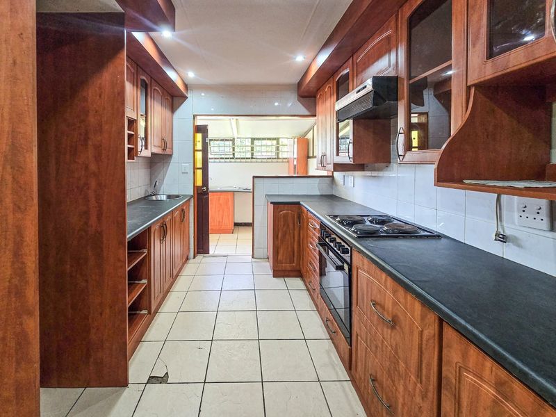 Charming 2-Bedroom unit in Secure Complex - Your Ideal "Lock Up and Go" Home and a small dog is allowed! - Photo 1