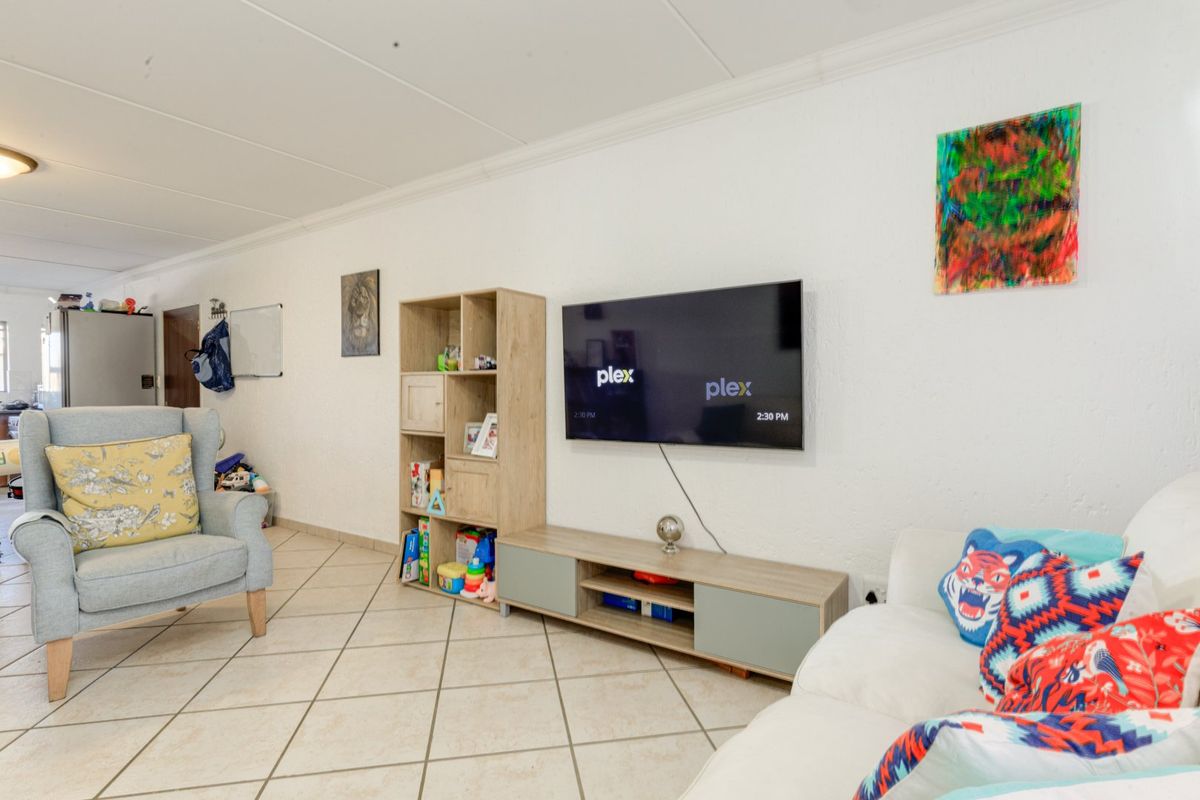 2 Bedroom 98m2  Apartment for sale  - Photo 4