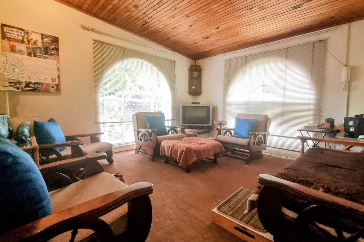 Spacious Four-Bedroom Home with Pool in Safe Area - Photo 2