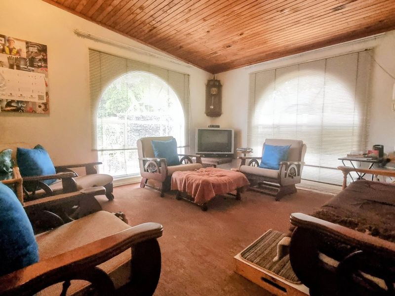 Spacious Four-Bedroom Home with Pool in Safe Area - Photo 2