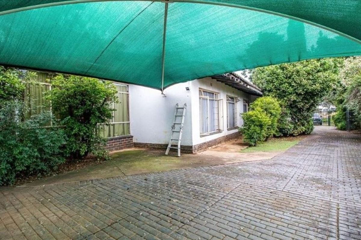 Spacious Family Home with Ample Living Areas and Parking - Photo 3