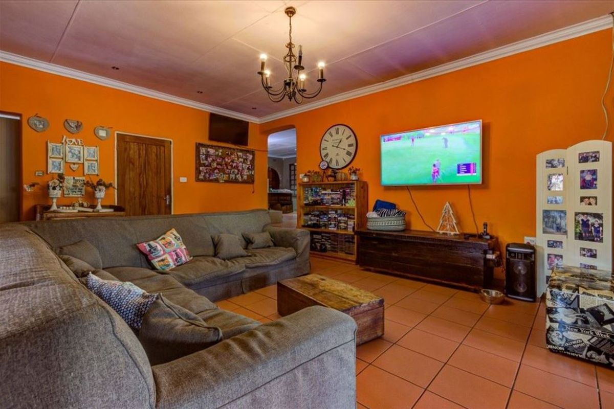 Elegant Family Home with Study, Pool, and Staff Quarters - Photo 2