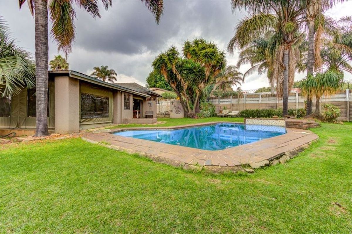 Elegant Family Home with Study, Pool, and Staff Quarters - Photo 3
