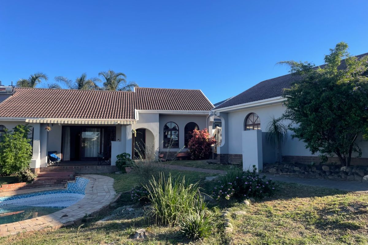 Beautiful well maintained  Home - Photo 2