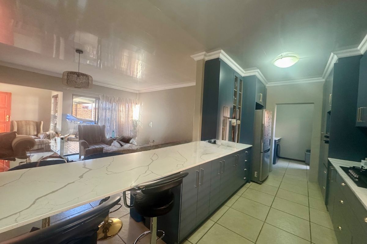 Family Townhouse with small garden and security - Photo 4