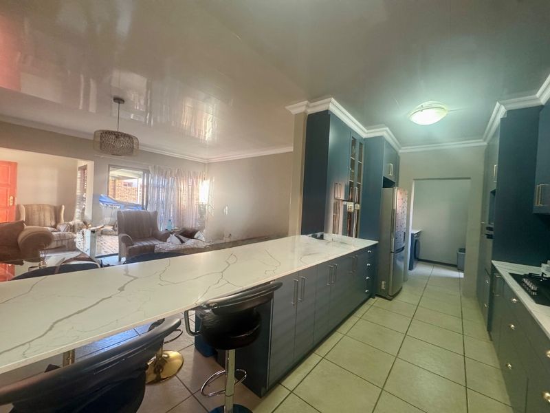Family Townhouse with small garden and security - Photo 4