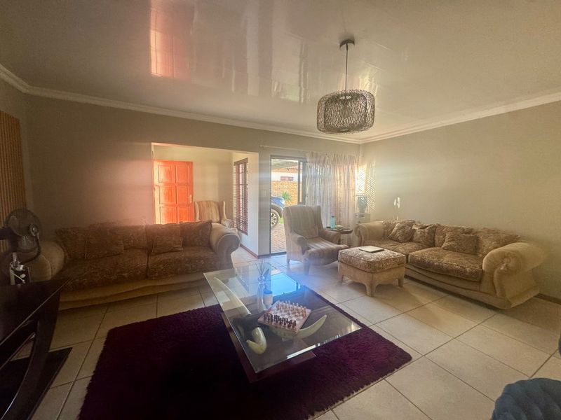 Family Townhouse with small garden and security - Photo 8