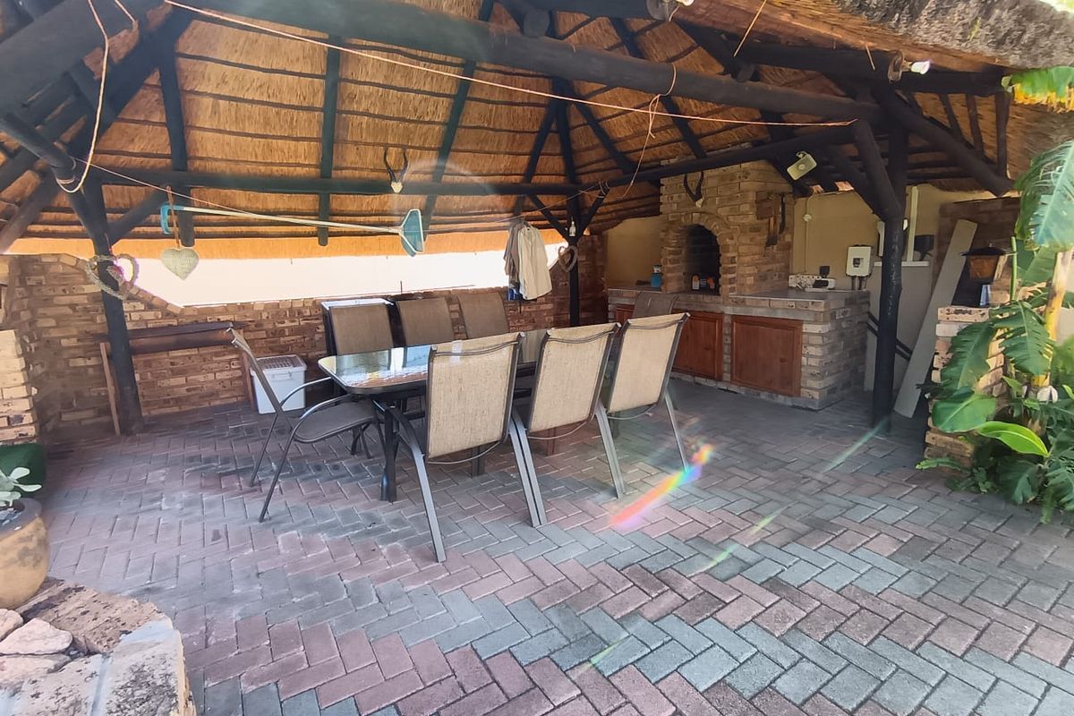 Beautiful 3 Bedroom house for sale in Meiringspark - Photo 5