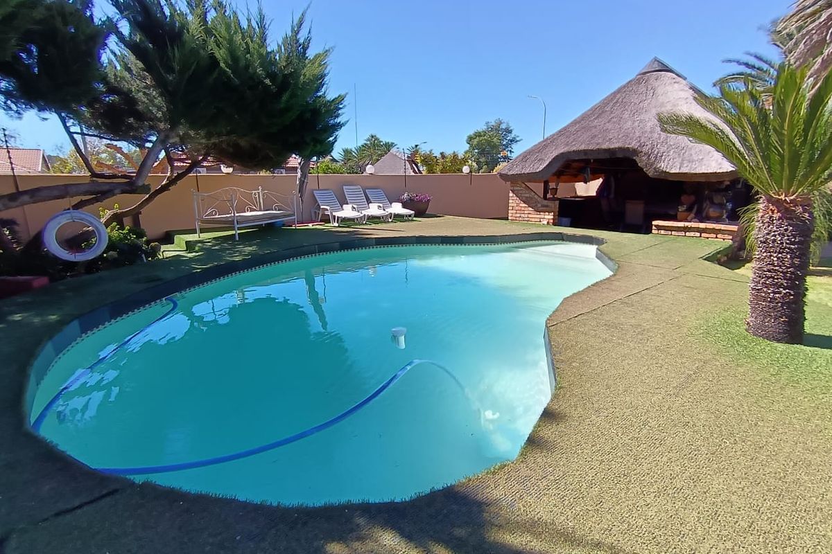 Beautiful 3 Bedroom house for sale in Meiringspark - Photo 2
