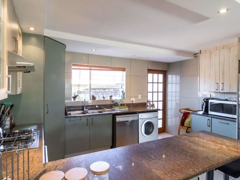 Modern Luxury Awaits   - Photo 4